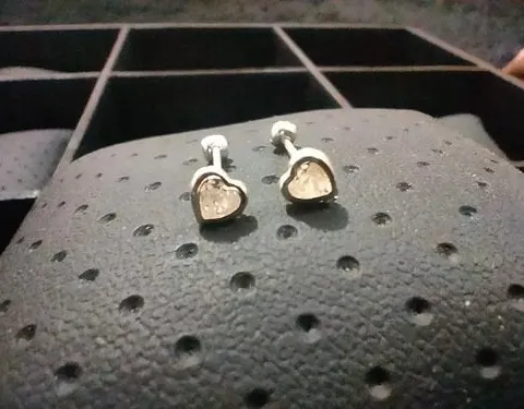 Aretes Broquel Corazón Zirconia Ch En Plata Fina .925 Plateado