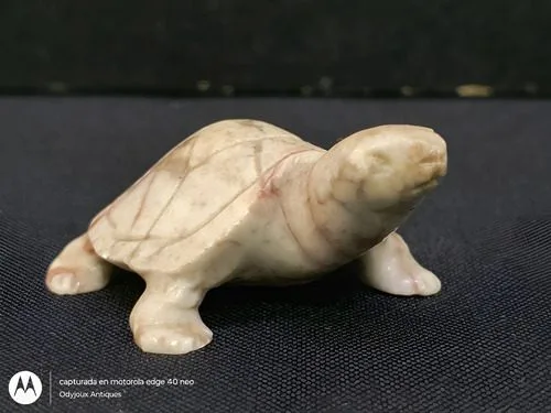 Figura Decorativa Mini Tortuga Tallada A Mano En Mármol Coral — Decoración vintage