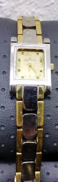 Reloj Pulso Anne Klein Acero Inox Mujer Con Detalle Original Dorado Con Plateado Plateado Dorado — Decoración vintage (foto 2)