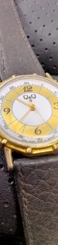 Reloj Q&q De Cuerda Vintage Para Mujer Original  Negro Dorado Blanco — vintage México