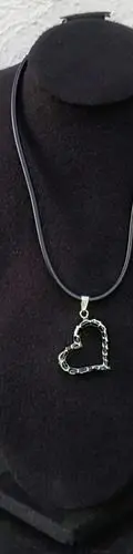 Collar Dije De Corazón Acero Inoxidable Con Cinta De Caucho Plateado — Coleccionables vintage