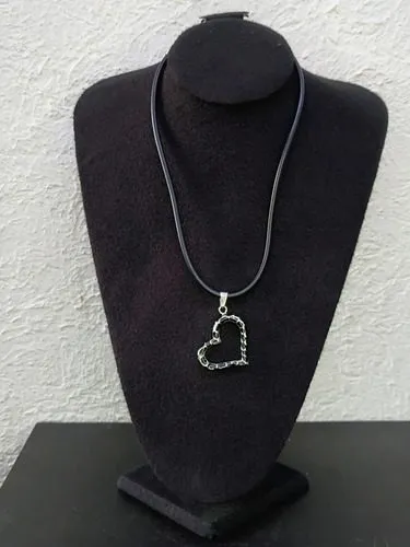 Collar Dije De Corazón Acero Inoxidable Con Cinta De Caucho Plateado