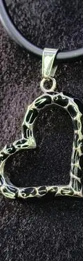 Collar Dije De Corazón Acero Inoxidable Con Cinta De Caucho Plateado — Coleccionables vintage (foto 4)