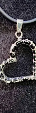 Collar Dije De Corazón Acero Inoxidable Con Cinta De Caucho Plateado — Coleccionables vintage (foto 6)