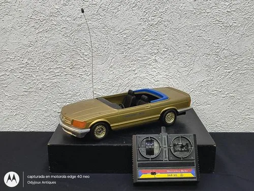 Mercedes-benz 560 Sl Hip Yick Int. 1988 Vintage Con Detalle Dorado Oscuro Mercedes-benz 560 Sl — Decoración vintage, años 80s