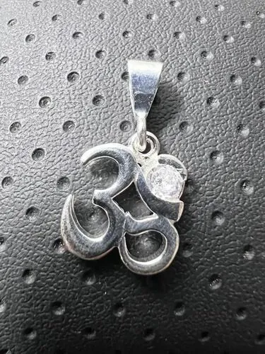 Dije Om Con Zirconia En Plata Fina.925 De 1.6cm Plateado