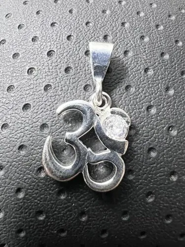 Dije Om Con Zirconia En Plata Fina.925 De 1.6cm Plateado — Coleccionables vintage