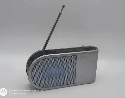 Radio Sony Portatil Icf-304 2 Bandas Am/fm Retro Año 1995 Plateado