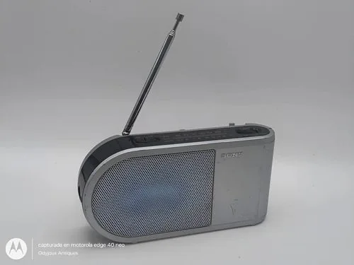 Radio Sony Portatil Icf-304 2 Bandas Am/fm Retro Año 1995 Plateado — Audio vintage, años 90s