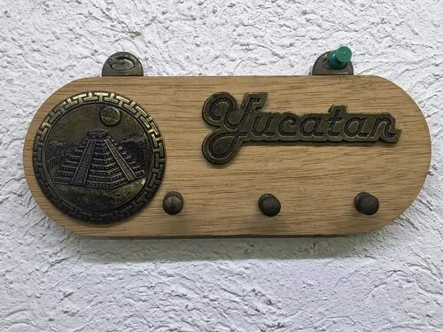 Porta Llave Pirámide De Chichen Itza Yucatán De Latón/madera Marrón Claro — Coleccionables vintage, años NOW