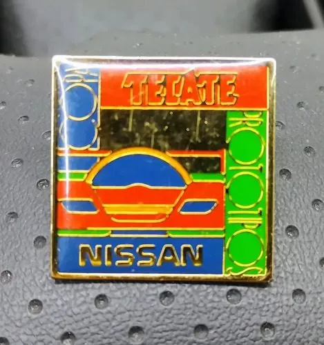 Pin Metalico Raro Promocional Tecate Nissan 1998 Retro  Dorado Rojo Azul Verde Tecate Nissan