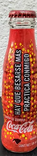 Mini Botella Coca Cola Hay Que Besarse Más Práctica Año 2005 — Coleccionables vintage, años NOW (foto 2)