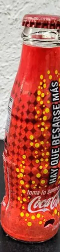 Mini Botella Coca Cola Hay Que Besarse Más Práctica Año 2005 — Coleccionables vintage, años NOW (foto 6)