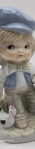 Figura De Porcelana Niño Con Bolso Gorro Y Gallina Vintage Blanco Con Azul — Coleccionables vintage