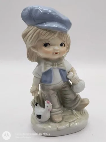 Figura De Porcelana Niño Con Bolso Gorro Y Gallina Vintage Blanco Con Azul — Coleccionables vintage