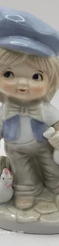 Figura De Porcelana Niño Con Bolso Gorro Y Gallina Vintage Blanco Con Azul — Coleccionables vintage (foto 2)