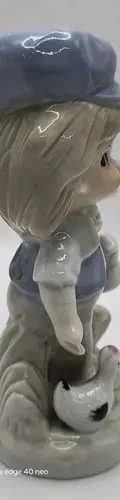 Figura De Porcelana Niño Con Bolso Gorro Y Gallina Vintage Blanco Con Azul — Coleccionables vintage (foto 3)