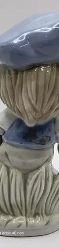 Figura De Porcelana Niño Con Bolso Gorro Y Gallina Vintage Blanco Con Azul — Coleccionables vintage (foto 4)