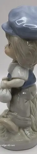 Figura De Porcelana Niño Con Bolso Gorro Y Gallina Vintage Blanco Con Azul — Coleccionables vintage (foto 5)