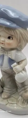Figura De Porcelana Niño Con Bolso Gorro Y Gallina Vintage Blanco Con Azul — Coleccionables vintage (foto 6)
