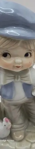 Figura De Porcelana Niño Con Bolso Gorro Y Gallina Vintage Blanco Con Azul — Coleccionables vintage (foto 7)