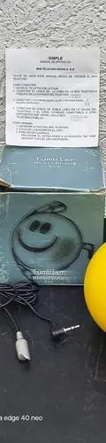Mini Teléfono Retro Tumbler Mini-phone E12 Emoji Cara Feliz Amarillo — Tech vintage
