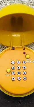 Mini Teléfono Retro Tumbler Mini-phone E12 Emoji Cara Feliz Amarillo — Tech vintage (foto 5)