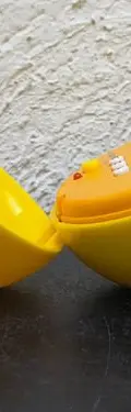 Mini Teléfono Retro Tumbler Mini-phone E12 Emoji Cara Feliz Amarillo — Tech vintage (foto 6)