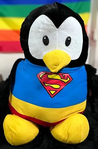 Peluche Pingüino Superman Gigante Six Flags 90cm Dc Comics Negro Con Azul Y Rojo