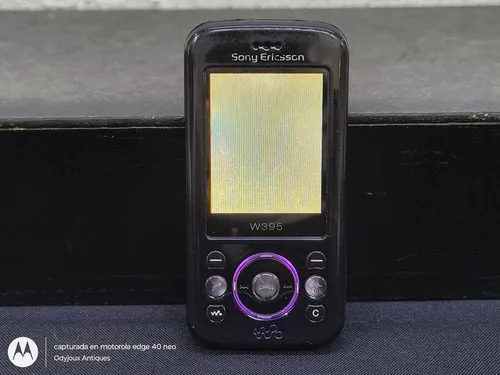 Celular Sony Ericsson W395 No Se Ve Pantalla Es Para Reparar Violeta Oscuro — Tech vintage, años NOW