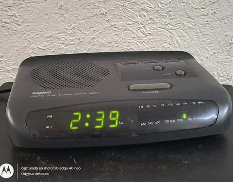 Radio Reloj Despertador Digital Sanyo Dual Rm6023 Vintage Gris