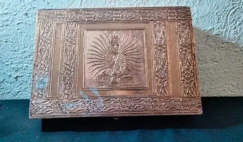 Alhajero Buda Repujado Color Bronce Terciopelo Usado  Bronce
