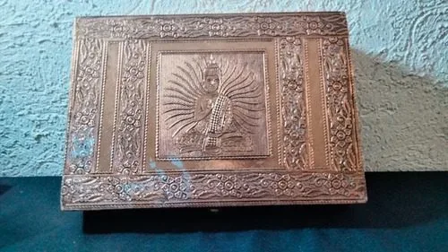 Alhajero Buda Repujado Color Bronce Terciopelo Usado  Bronce — Decoración vintage