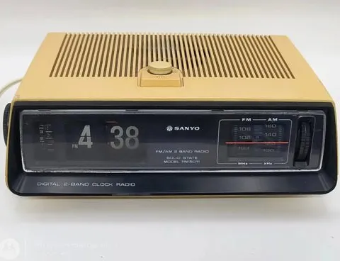 Radio Reloj Sanyo Rm5011 Vintage De Los Años 70s Con Detalle Beige Beige
