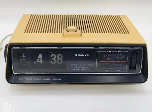Radio Reloj Sanyo Rm5011 Vintage De Los Años 70s Con Detalle Beige Beige — Audio vintage, años 70s