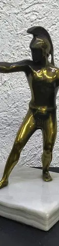 Figura De Metal Vintage Guerrero Griego Espartano En Mármol Dorado Oscuro — Coleccionables vintage