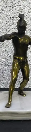 Figura De Metal Vintage Guerrero Griego Espartano En Mármol Dorado Oscuro — Coleccionables vintage (foto 2)