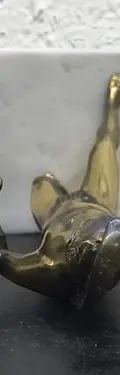 Figura De Metal Vintage Guerrero Griego Espartano En Mármol Dorado Oscuro — Coleccionables vintage (foto 9)