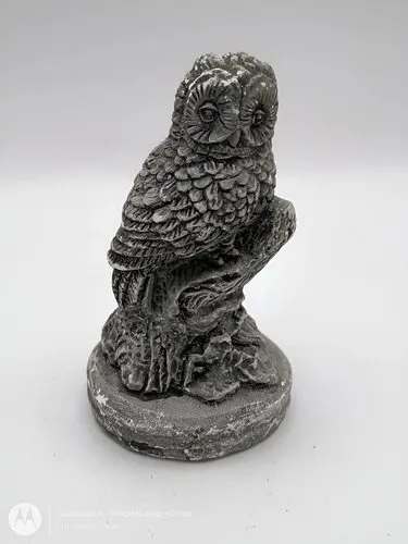 Estatua Figura Artesanal Animal Búho En Rama De Yeso 11.7cm Gris