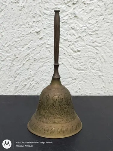 Campana Antigua De Latón Macizo Grabada Hindú Vintage 13cm