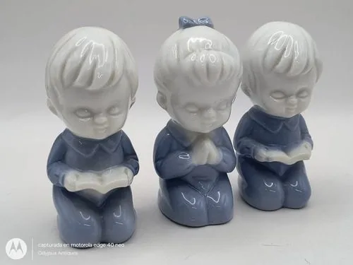 Figuras Niños Rezando Vintage Antiguas Porcelana 80's 3pz Blanco Con Azul — Decoración vintage, años 80s