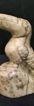 Figura Decorativa Mini Tucán Tallada A Mano En Mármol Coral — Decoración vintage