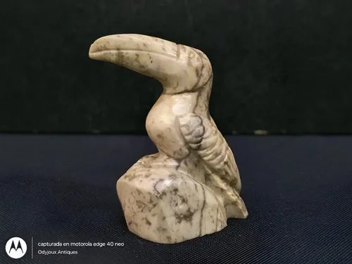 Figura Decorativa Mini Tucán Tallada A Mano En Mármol Coral — Decoración vintage