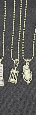 Lote Collares Colgantes Instrumentos Musicales Acero 32pz Plateado — Coleccionables vintage (foto 2)