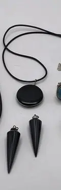 Lote Dijes Y Cuarzos Esotéricos 12pz Obsidiana Triqueta Ohm Negro Plateado Dorado — Coleccionables vintage