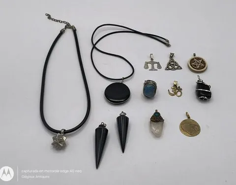 Lote Dijes Y Cuarzos Esotéricos 12pz Obsidiana Triqueta Ohm Negro Plateado Dorado