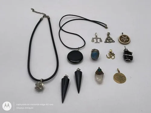 Lote Dijes Y Cuarzos Esotéricos 12pz Obsidiana Triqueta Ohm Negro Plateado Dorado — Coleccionables vintage
