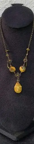 Collar Antiguo De Latón Con Cuarzo Ojo De Gato Natural Ocre — Coleccionables vintage