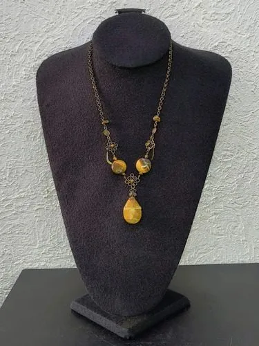 Collar Antiguo De Latón Con Cuarzo Ojo De Gato Natural Ocre — Coleccionables vintage