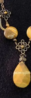 Collar Antiguo De Latón Con Cuarzo Ojo De Gato Natural Ocre — Coleccionables vintage (foto 3)